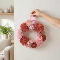 Artikel Hængende blomsterkrans med lyserøde blomster til stilfuld dekoration af opholdsstuen, 25 cm