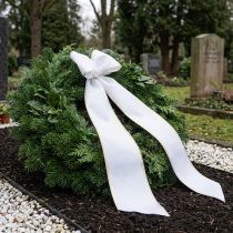 Artikel Hvidt moiré kransbånd med guldperlekant, 175 mm - Elegant bånd til dekoration og blomsterdekoration