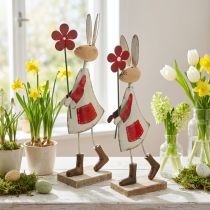 Artikel Påskedekoration, kanin af metal, forårsdekoration, påskehare med blomsterrød, beige H21cm 2 stk.
