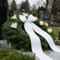 Artikel Elegant Moiré kransbånd, 125 mm, hvidt med guldkant - Dekorativt bånd af høj kvalitet til blomsterdekorationer og festligheder