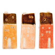 Artikel Dekorativt miniaturehus i keramik til vindueskarm, 10 cm, 3 stk.