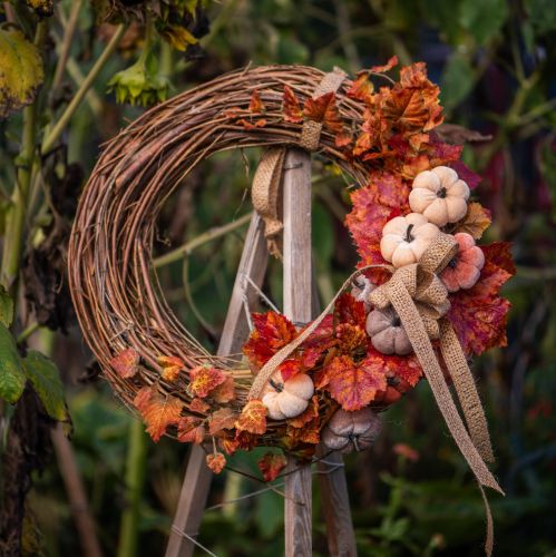 Artikel Dekorativt græskar lavet af stof på en pind gulbrun orange Ø7cm 9 stk