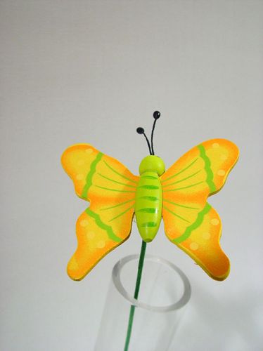 Floristik24 Sommerfugl på pick grønt/gult træ 7cm (24 stk)