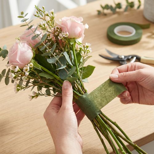 Artikel OASIS® Blomstertape, selvklæbende blomstertape, mosgrøn, 13 mm bred, 27,5 cm lang, 2 stk.