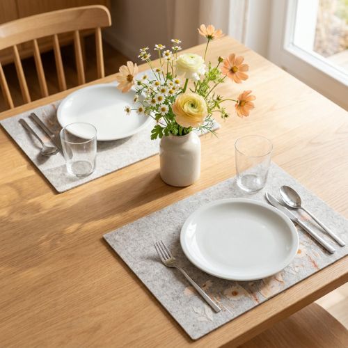 Artikel Filt dækkeservietter med blomstermotiv – stilfulde dækkeservietter til naturlig borddekoration 45x35cm 2 stk.