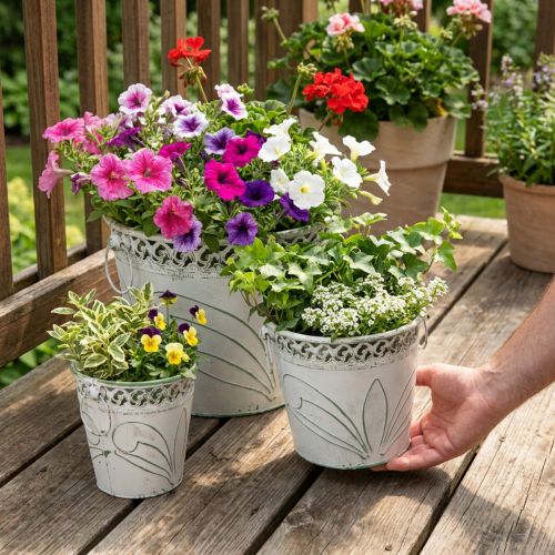 Artikel Præget metalplantekasse med håndtag, hvid og grøn, shabby chic stil, H22/19,5/17,5 cm, Ø25,5/20,5/15,5 cm, sæt med 3 stk.