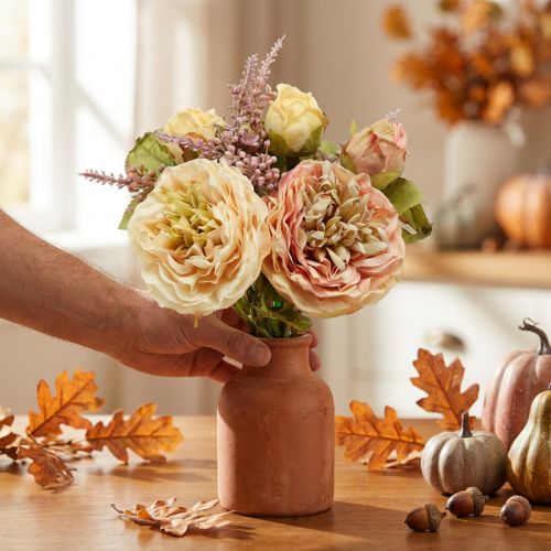 Artikel Roser kunstige blomster i bundt efterårsbuketcreme, pink H36cm