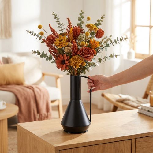 Artikel Dekorativ metalvase i sort, designet som en dekorativ kande, stilfuld blikfang, 19,5 cm x 38,5 cm, til tørrede og kunstige blomster.