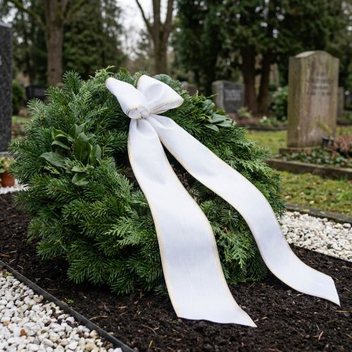 Artikel Hvidt moiré kransbånd med guldperlekant, 175 mm - Elegant bånd til dekoration og blomsterdekoration