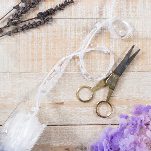 Artikel Bryllupsdekoration organzabånd hvidt 10mm x 5m med hjerter og perler