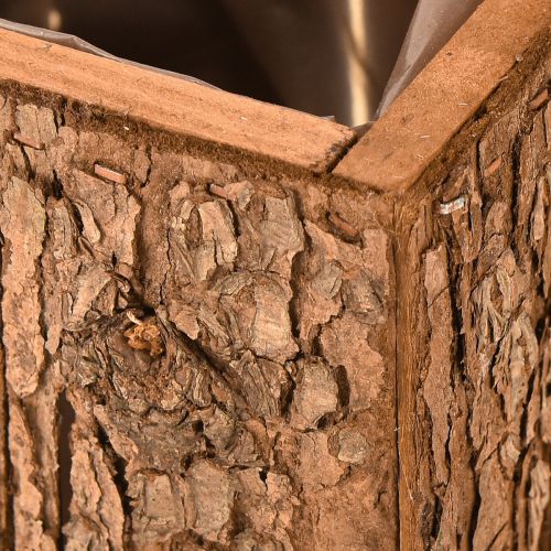 Artikel Firkantet træpotte med fyrrebark og potte 12×12 cm