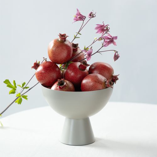 Dekorativ trofæ i metal med planteskål og fod, grå Ø16 cm H13 cm