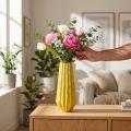 Vase med rillet design til stilfuld indretning i stuen, 33 cm | Floristik24.dk