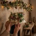 Rustik vægdekoration med juleklokker, jutegrangrene, kogler | Floristik24.dk