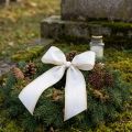Hvidt moiré kransbånd med guldperlekant, begravelsesblomsterbånd, vandtæt og miljøvenlig | Floristik24.dk